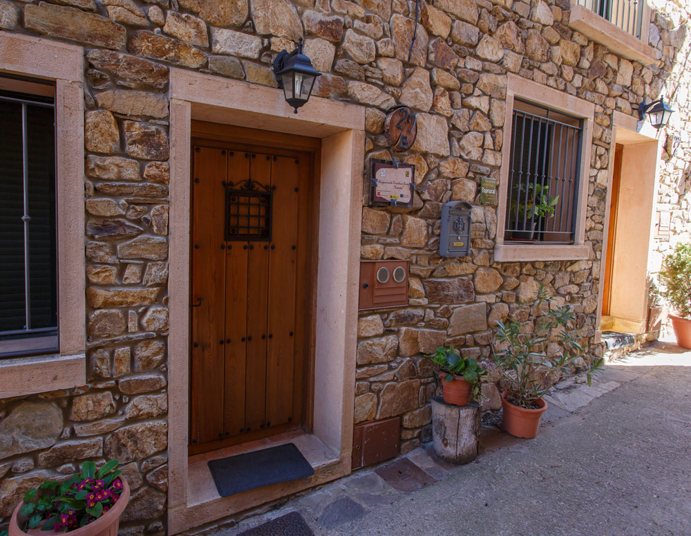 Puerta de casa rural en Braojos Madrid