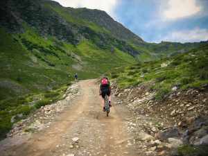 Aficionados al MTB recorren senderos entre montañas.