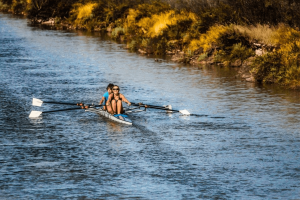 Personas haciendo piragüismo en Sierra Norte de Madrid