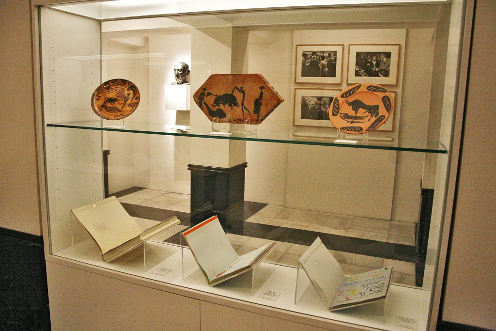 Cerámicas y otras obras en el Museo Picasso, uno de los lugares que ver en la Sierra Norte de Madrid