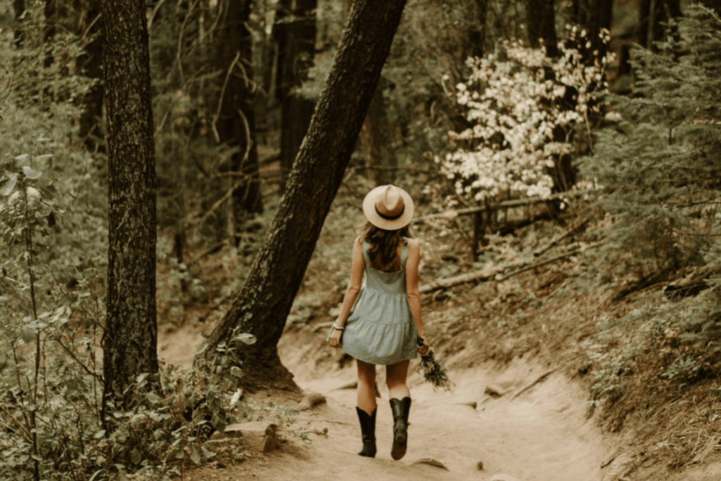 Chica caminando en bosque de Braojos Madrid