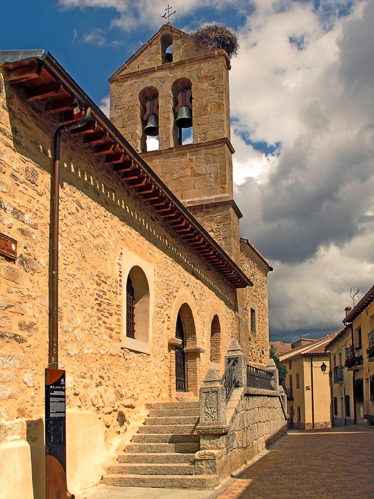 La iglesia de San Pedro In Cathedra se encuentra en el centro del pueblo.