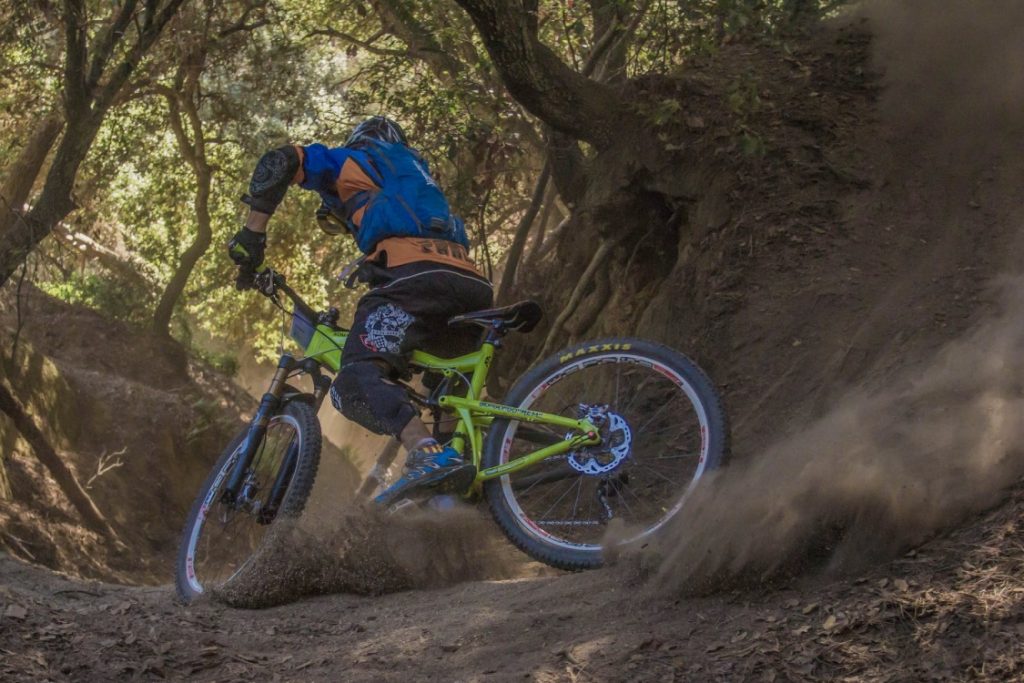 Hombre en bicicleta de montaña en el campo