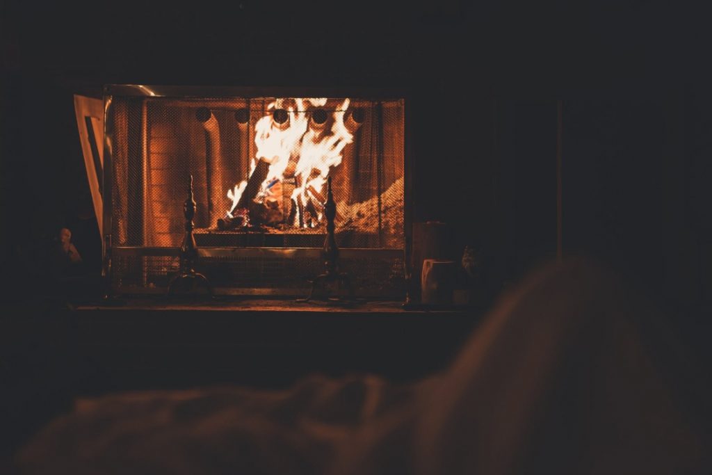 Chimenea de casa rural con encanto para Navidad