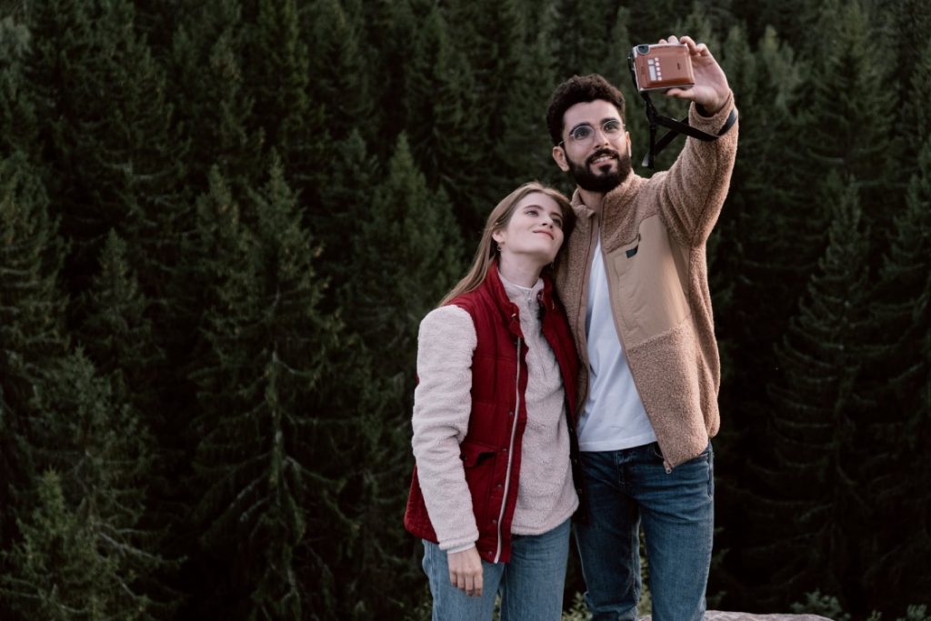 Pareja haciéndose foto en el campo