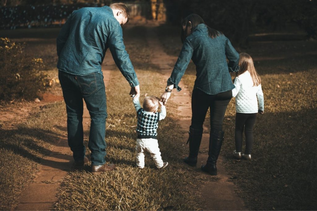 Familia en entorno rural con niños