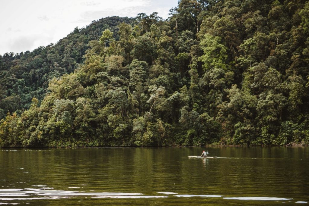 Aparte de darte un chapuzón, puedes probar el piragüismo o el paddle surf en los ríos de la Sierra Norte.