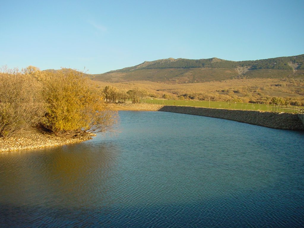 En la laguna del Salmoral se halla un observatorio de aves y un peculiar museo-jardín con los diversos tipos de rocas del lugar