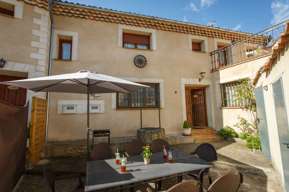 Patio de casa rural en pueblo de Segovia Aldealengua de Pedraza