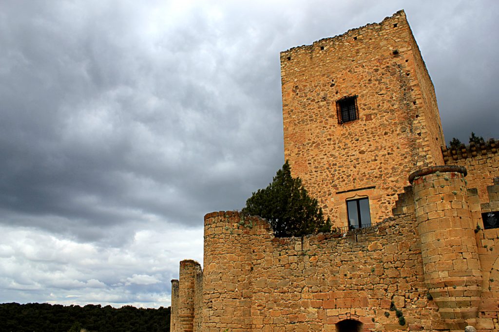 El castillo de Pedraza fue adquirido en 1926 por el pintor Ignacio Zuloaga, quien estableció su estudio en una de sus torres.