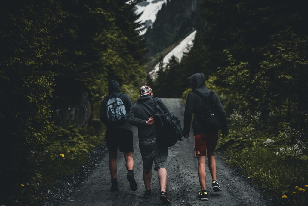 Pasa unas vacaciones inolvidables con tus mejores amigos en la Sierra Norte visitando bucólicos pueblecitos y haciendo excursiones por las montañas y los bosques que los rodean.