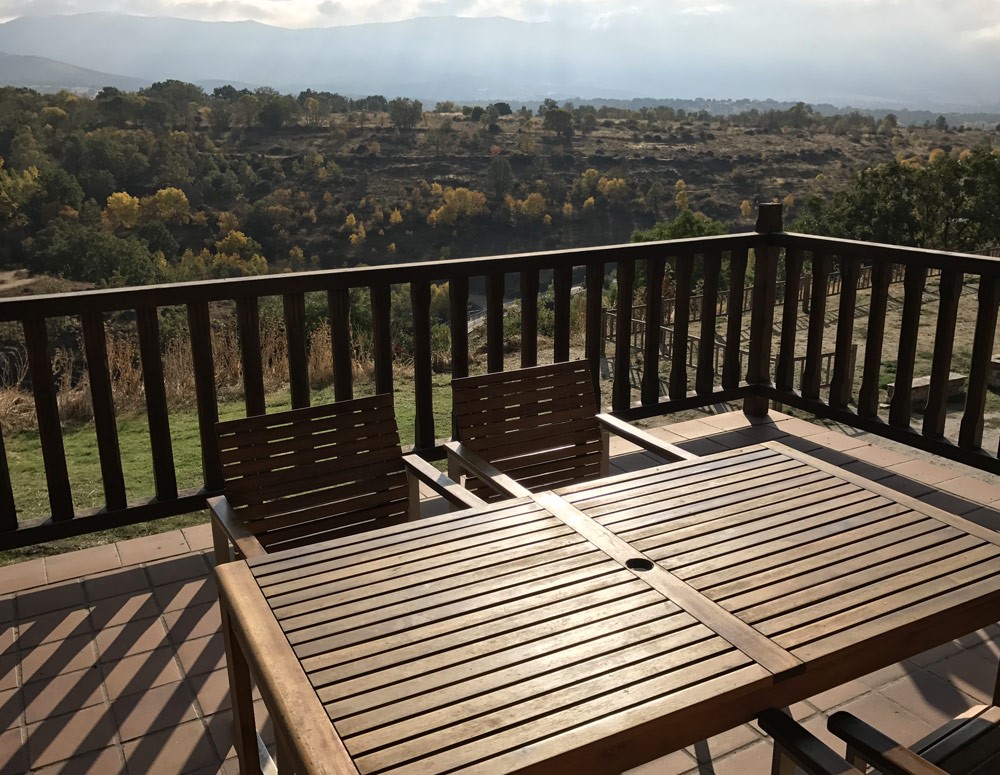 Terraza casa rural en Sierra de Madrid junto a ruta de senderismo