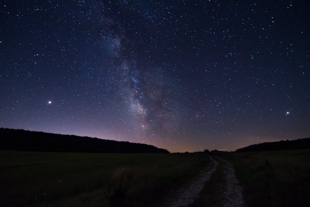 Cielo estrellado en la naturaleza ideal para hacer astroturismo durante escapada rural