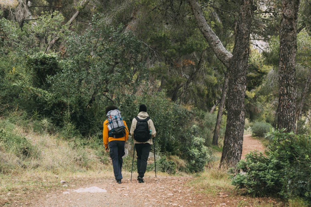 hombre haciendo trekking naturaleza