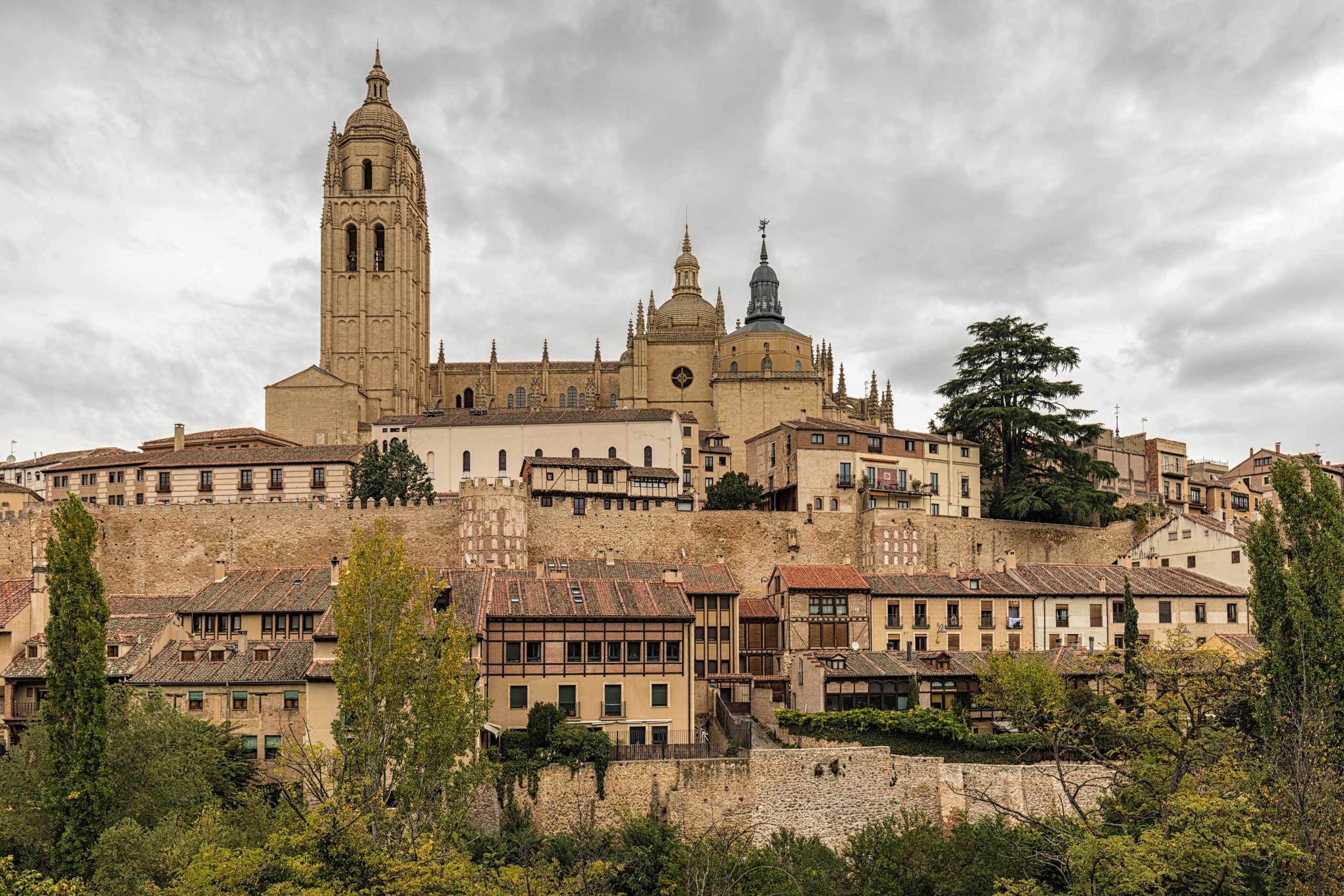 hermosa vista casco antiguo segovia espana