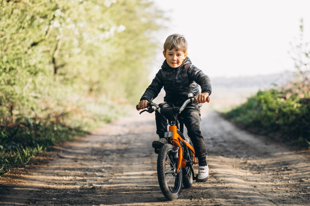 nino pequeno bicicleta parque