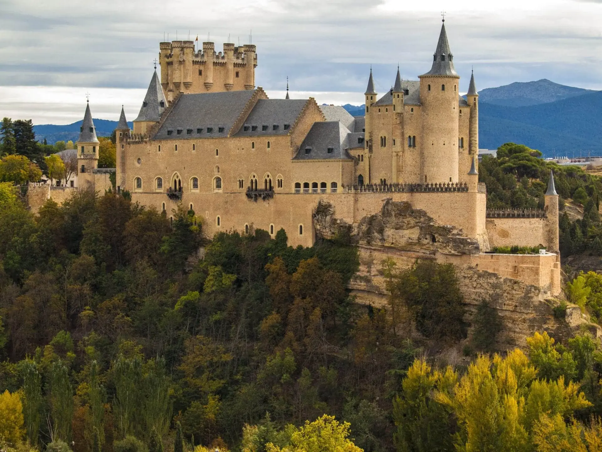 Panorámica del Alcázar de Segovia en otoño