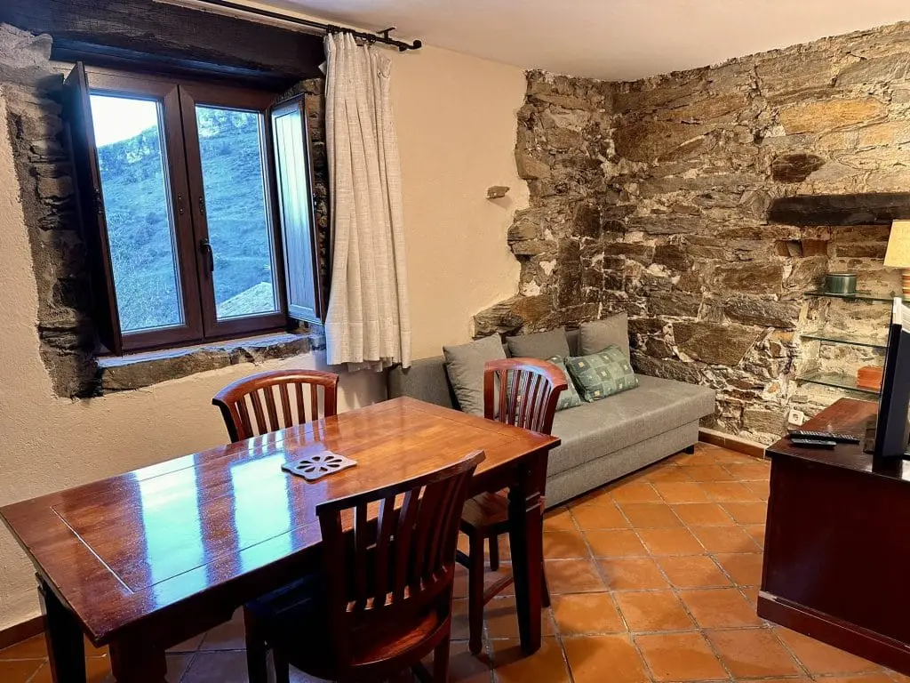 alojamiento en patones de arriba, casa granito