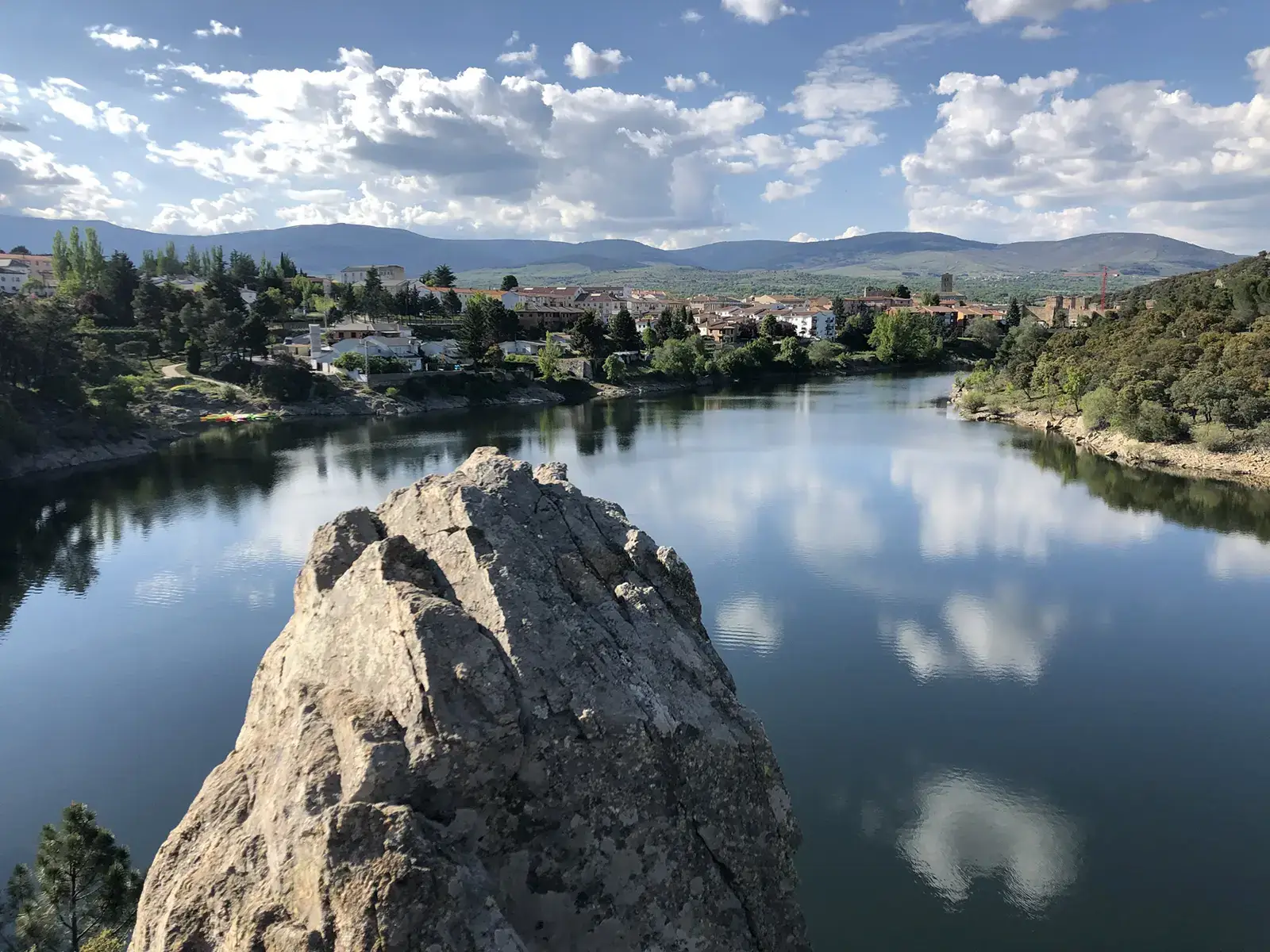 Mirador con vistas a Buitrago del Lozoya y su muralla junto al embalse