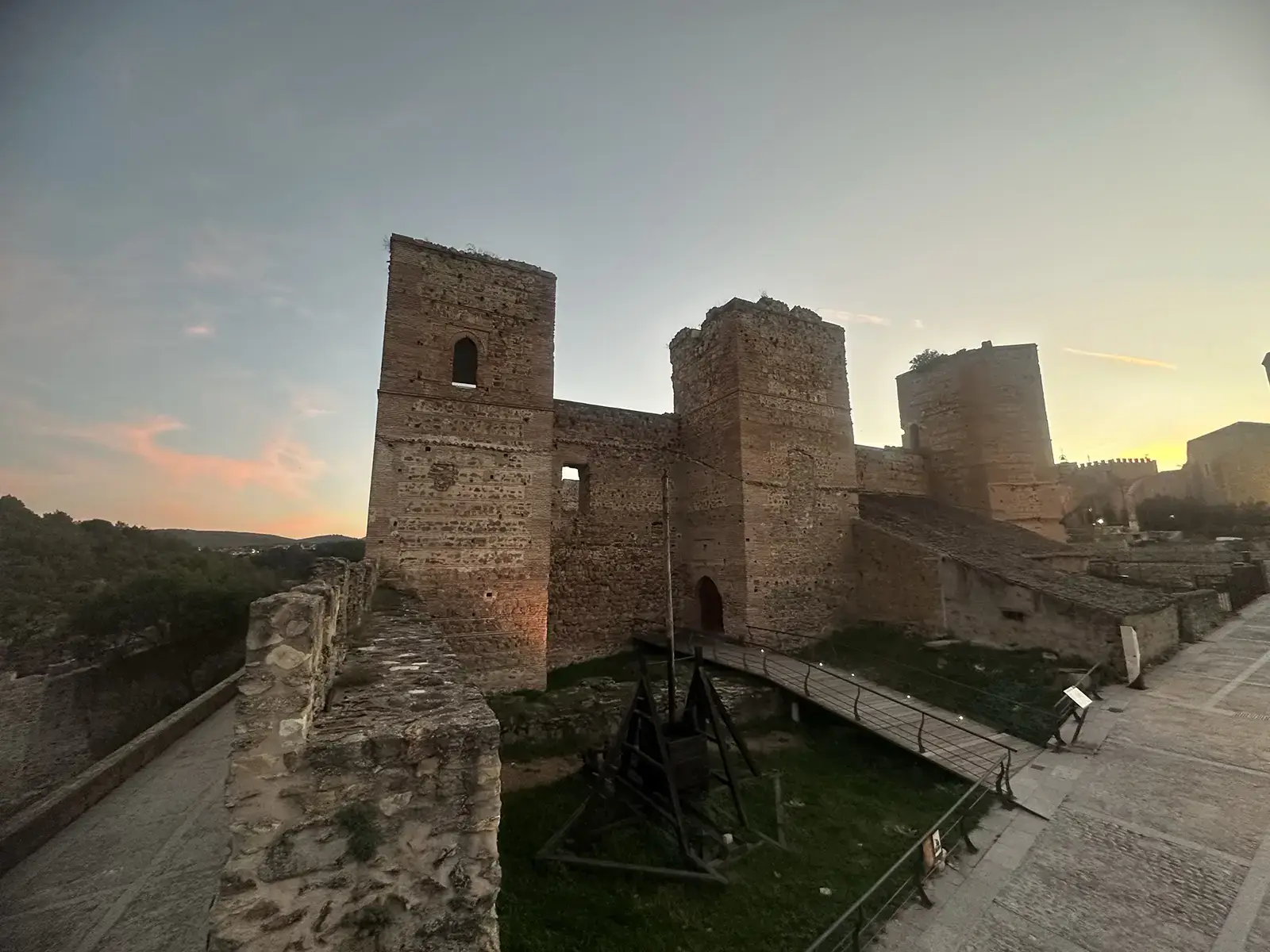 Torres del castillo y la muralla de Buitrago del Lozoya al atardecer