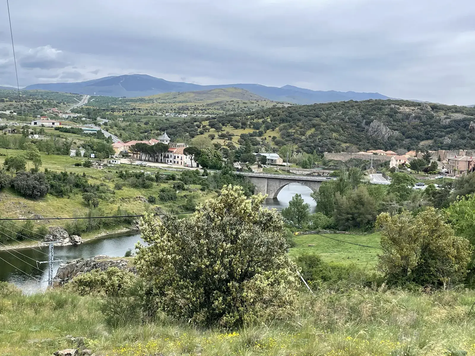 Puente sobre el río Lozoya con la muralla de Buitrago del Lozoya al fondo