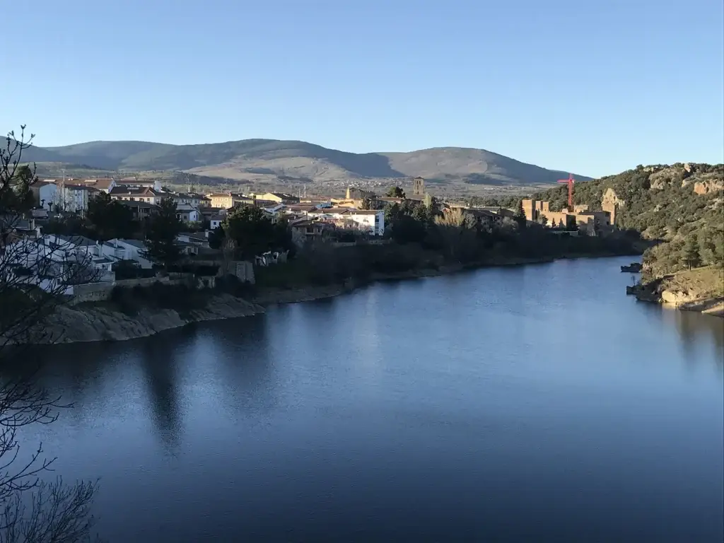 Vista panorámica de Buitrago del Lozoya con su muralla medieval junto al río Lozoya