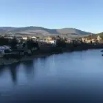 Vista panorámica de Buitrago del Lozoya con su muralla medieval junto al río Lozoya